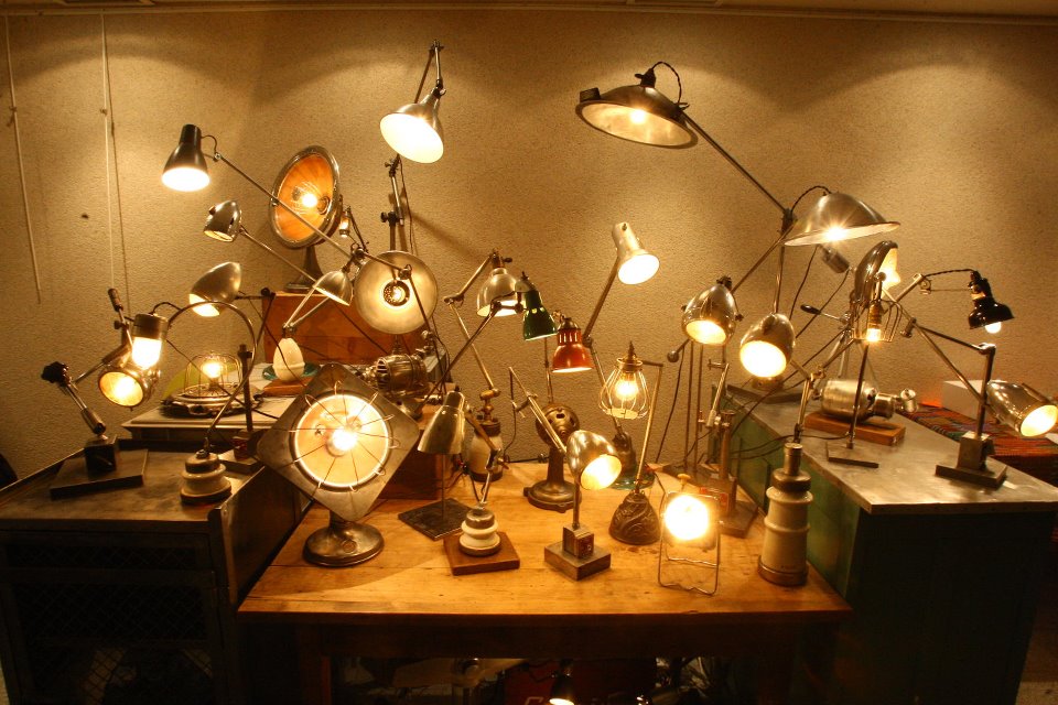 Créateur de lampes uniques avec d'anciens objets en métal