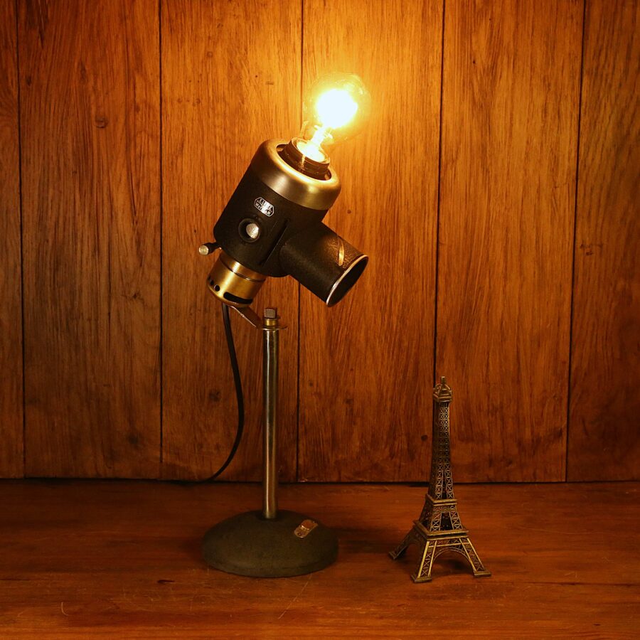 Ancien objet scientifique de laboratoire détourné en lampe unique