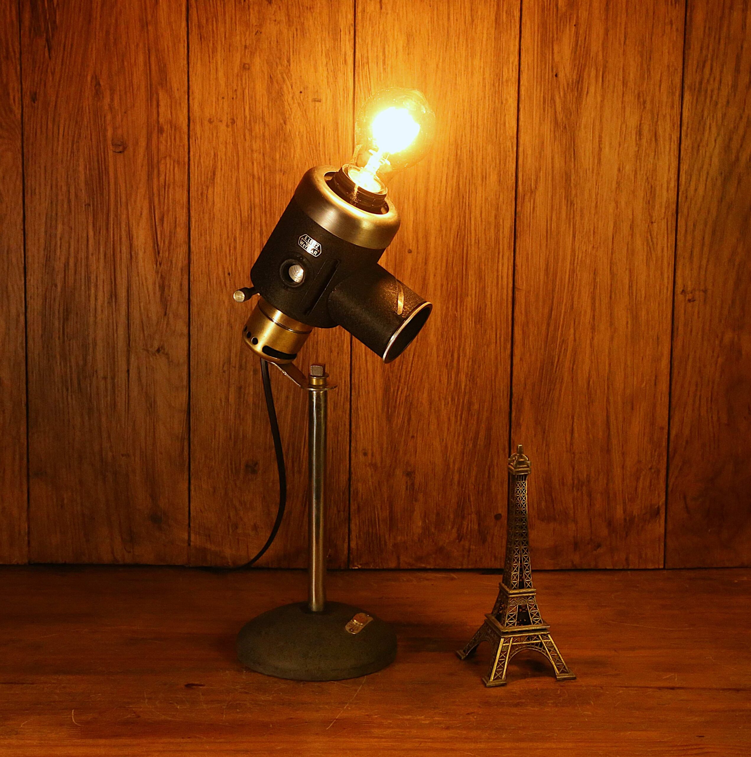 Ancien objet scientifique de laboratoire détourné en lampe unique