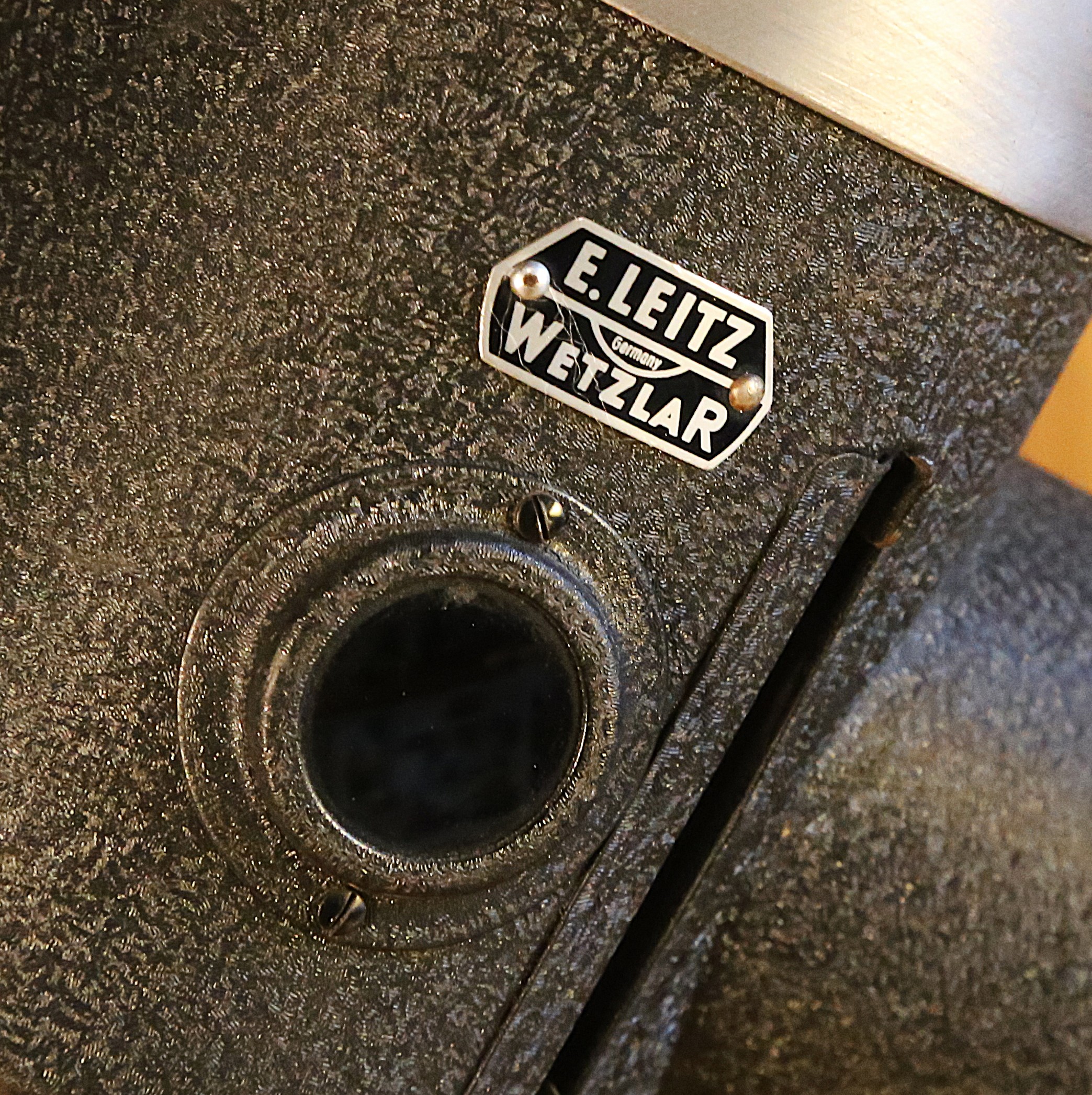 Ancien objet scientifique détourné en lampe unique – Image 3