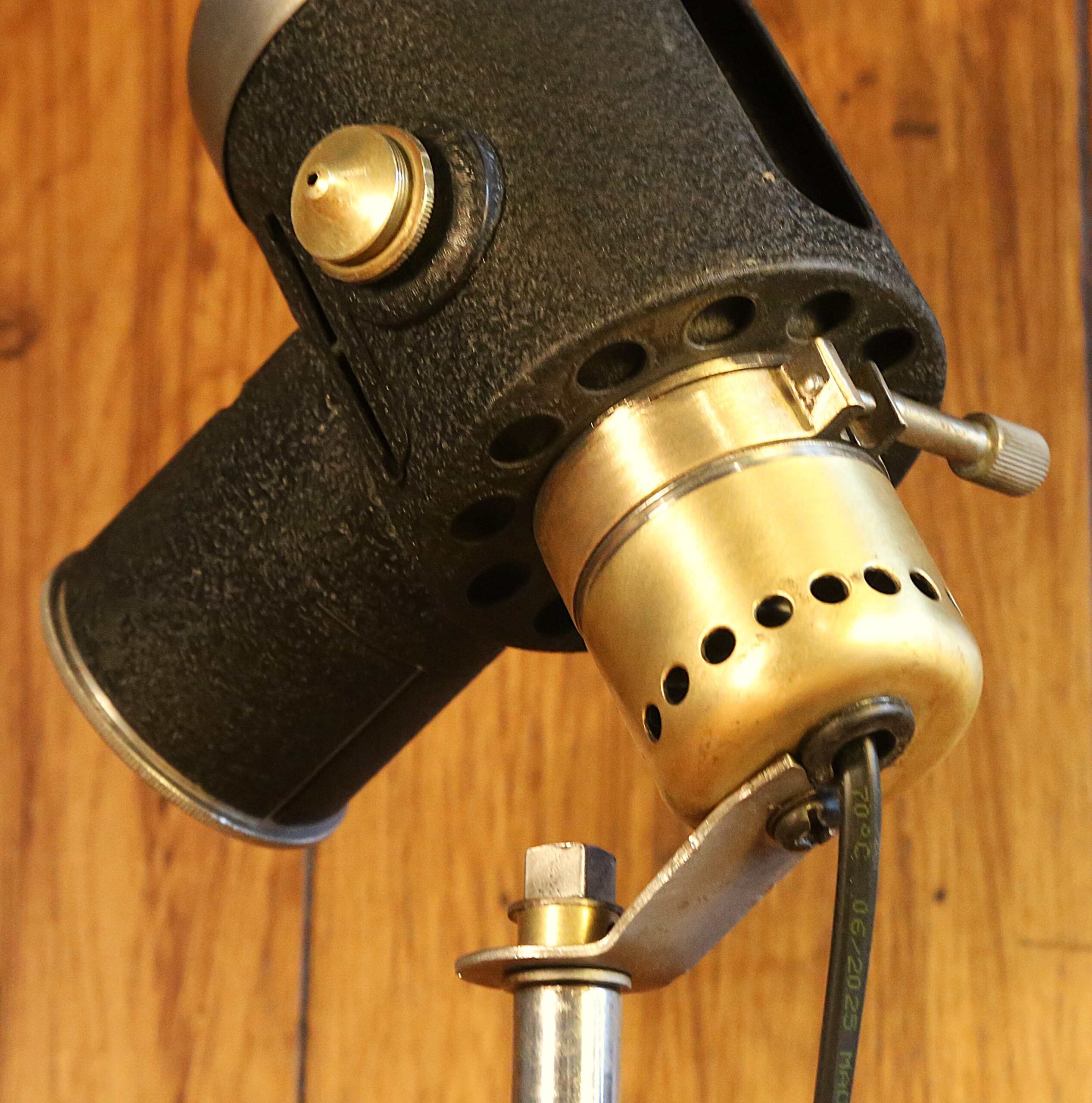 Ancien objet scientifique détourné en lampe unique – Image 4