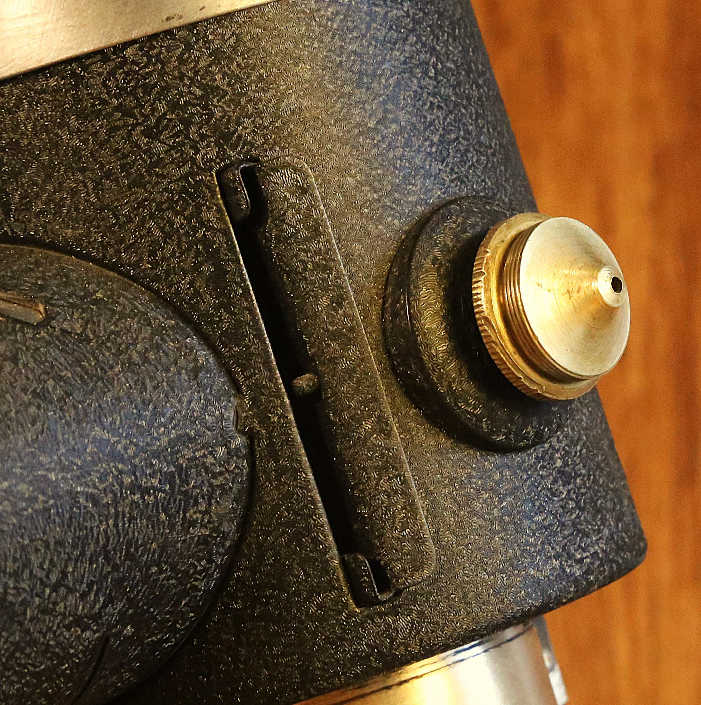 Ancien objet scientifique détourné en lampe unique – Image 7