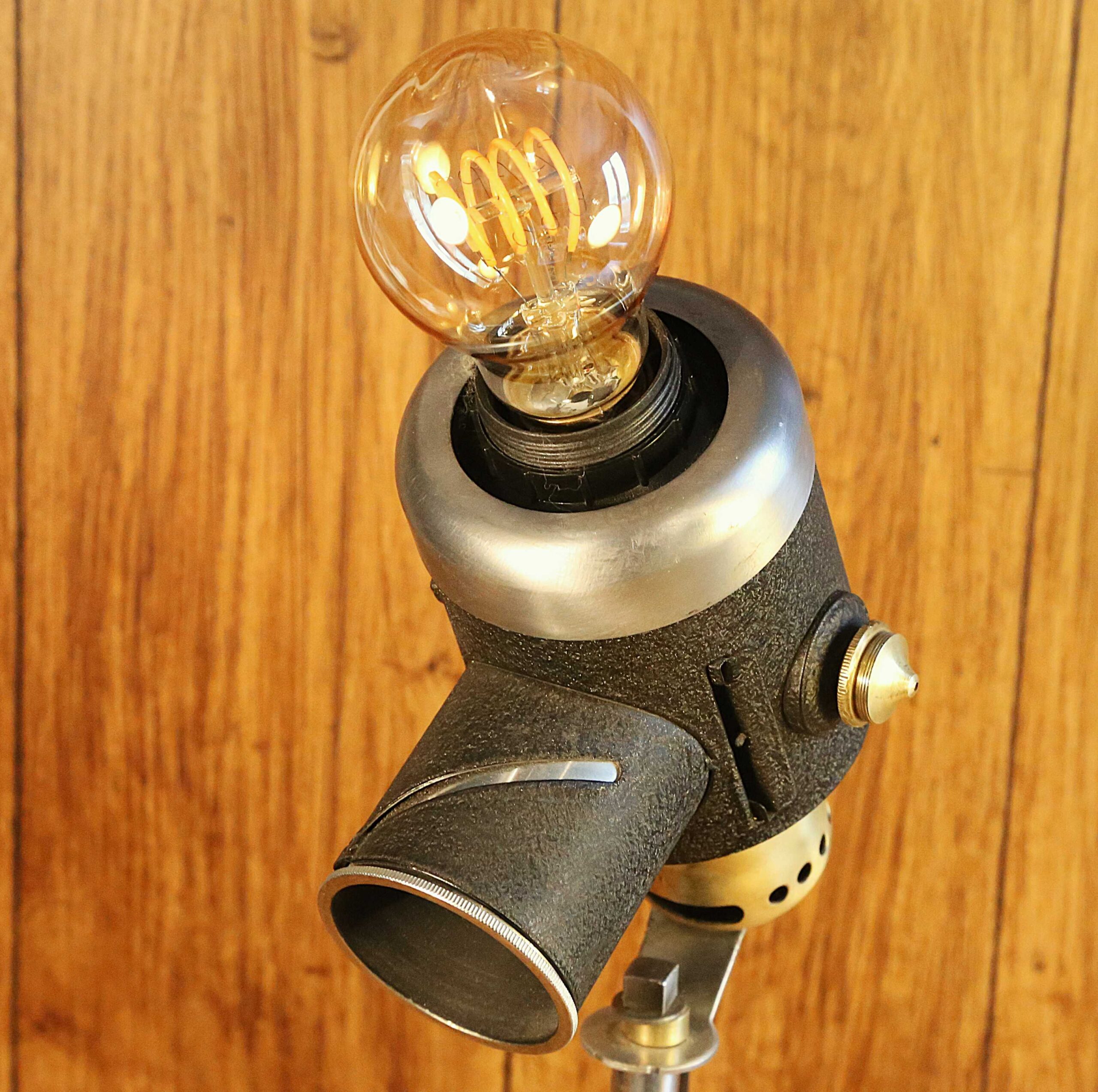 Ancien objet scientifique détourné en lampe unique – Image 8
