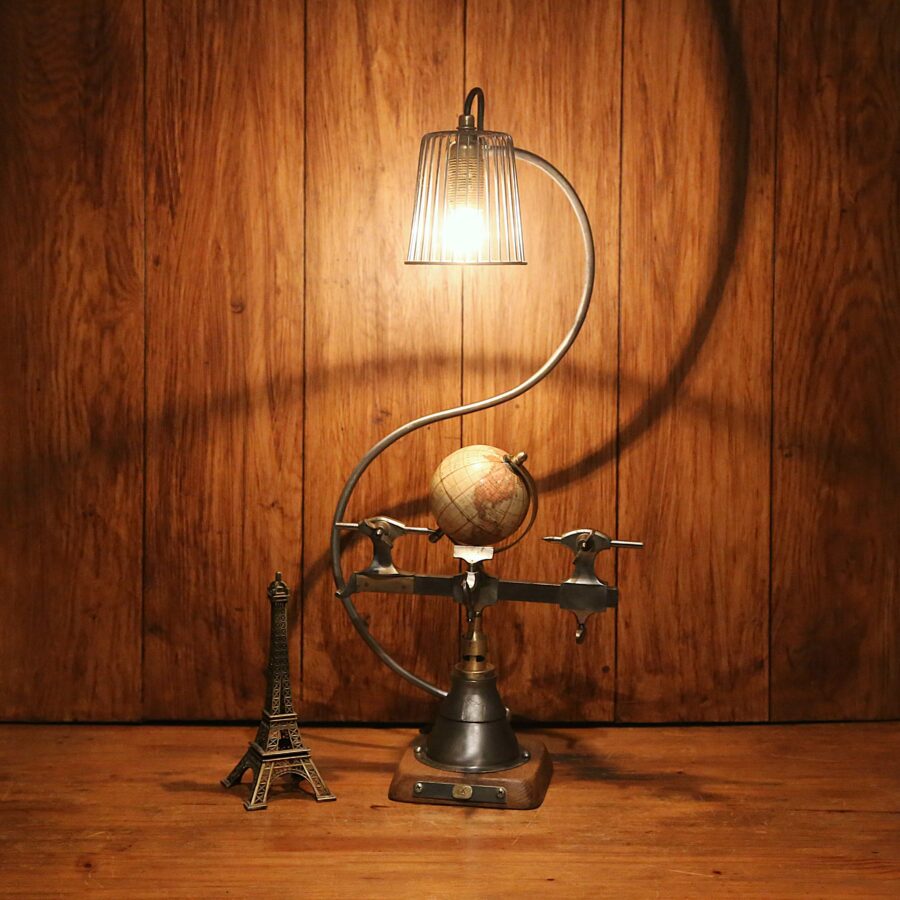 Création artisanale unique lampe tour d'horloger