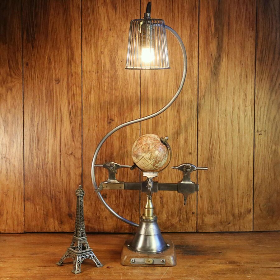 Création artisanale unique lampe tour d'horloger