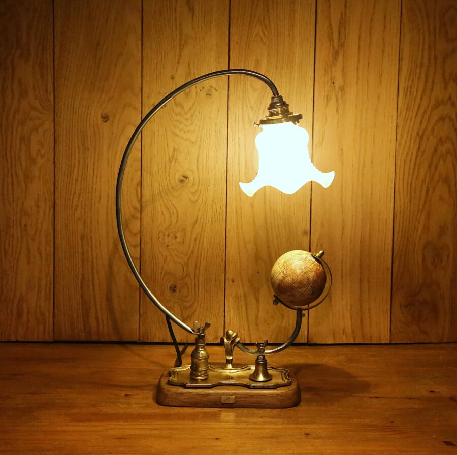 Création lampe Art Déco bronze, laiton, chêne, tulipe en verre et globe terrestre