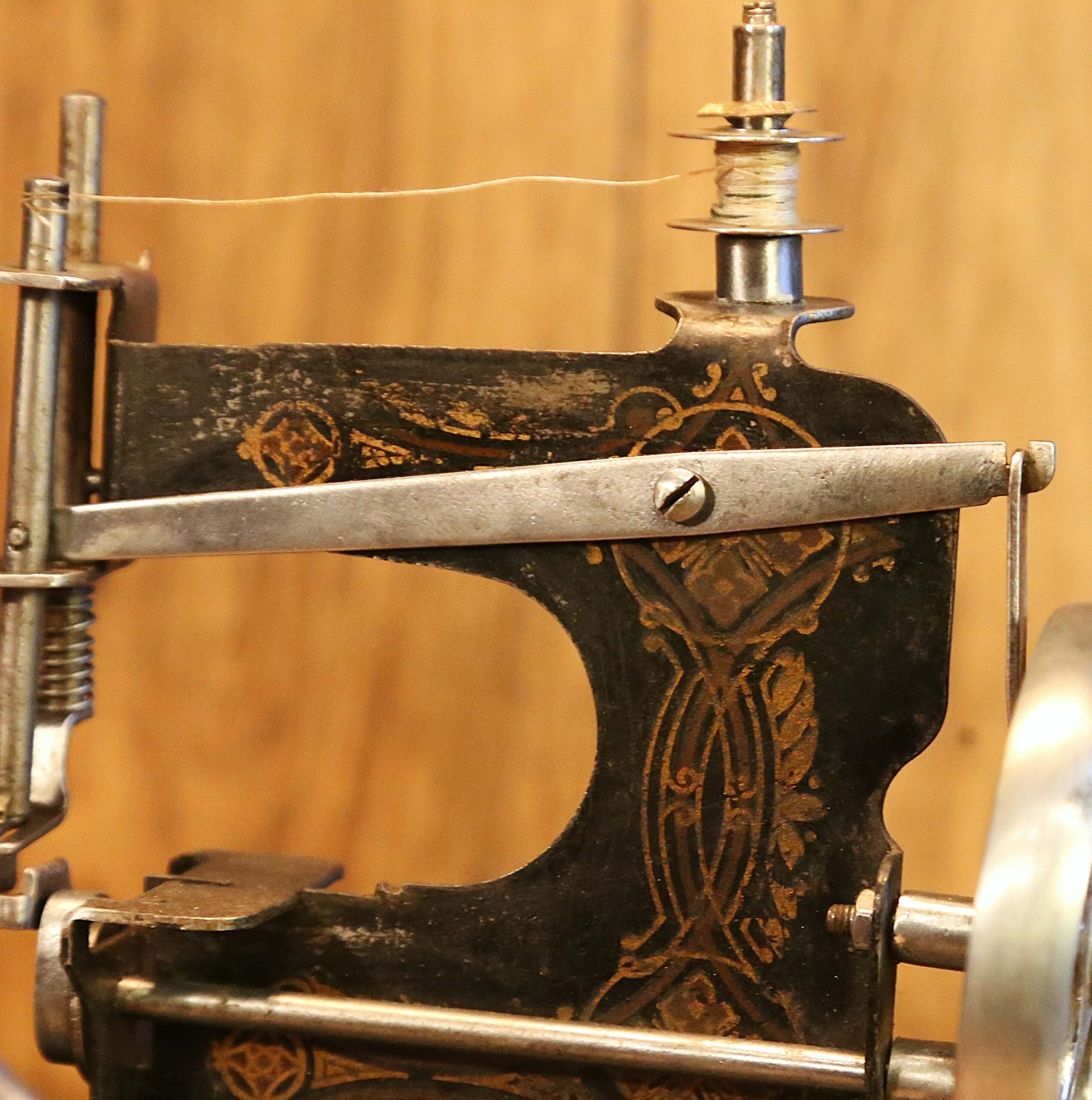 Création lampe jouet machine à coudre vintage – Image 5