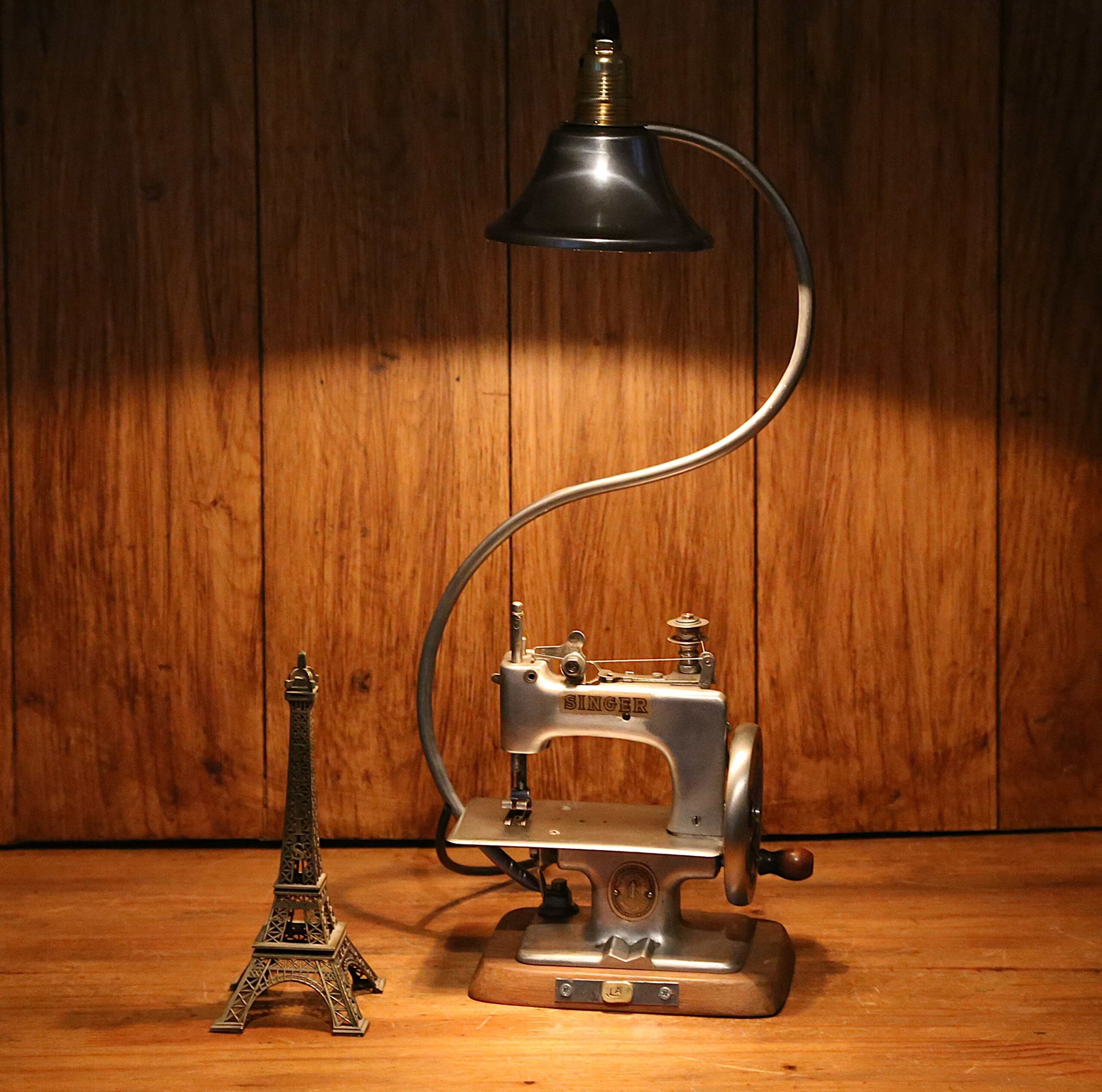 Création lampe machine à coudre Singer antiquité
