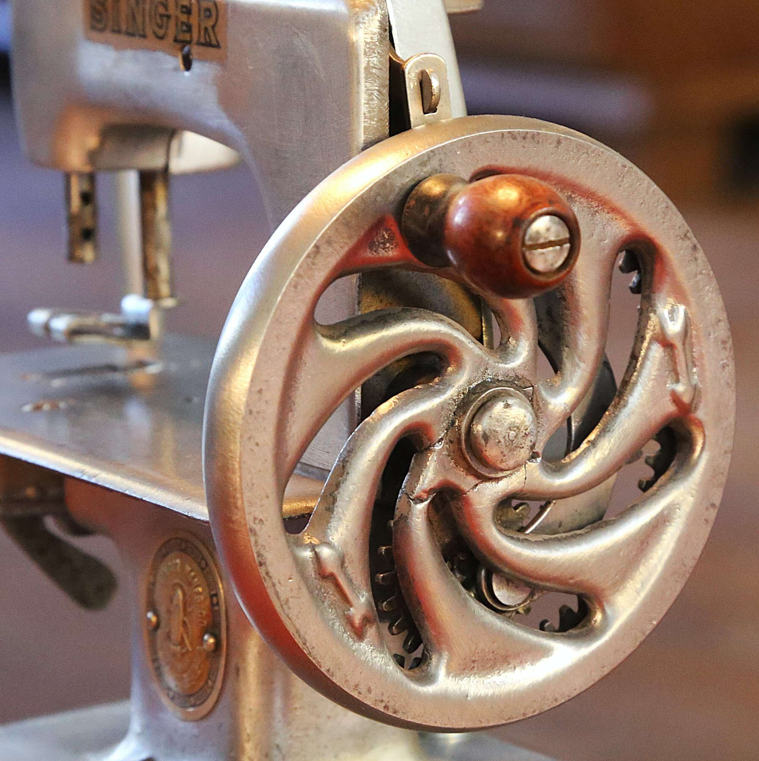 Création lampe machine à coudre Singer antiquité – Image 3