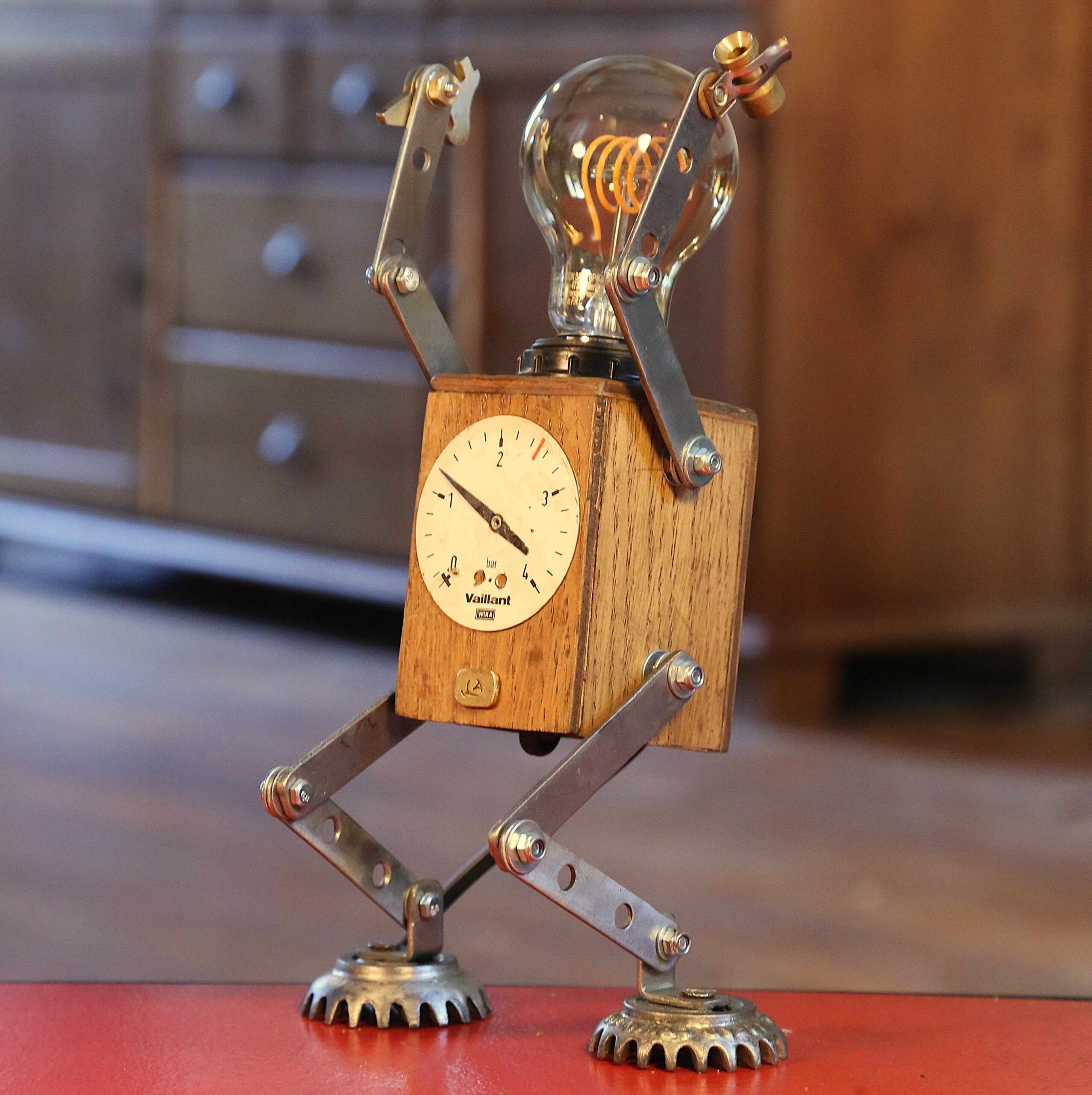 Création lampe robot articulé en métal et bois – Image 4