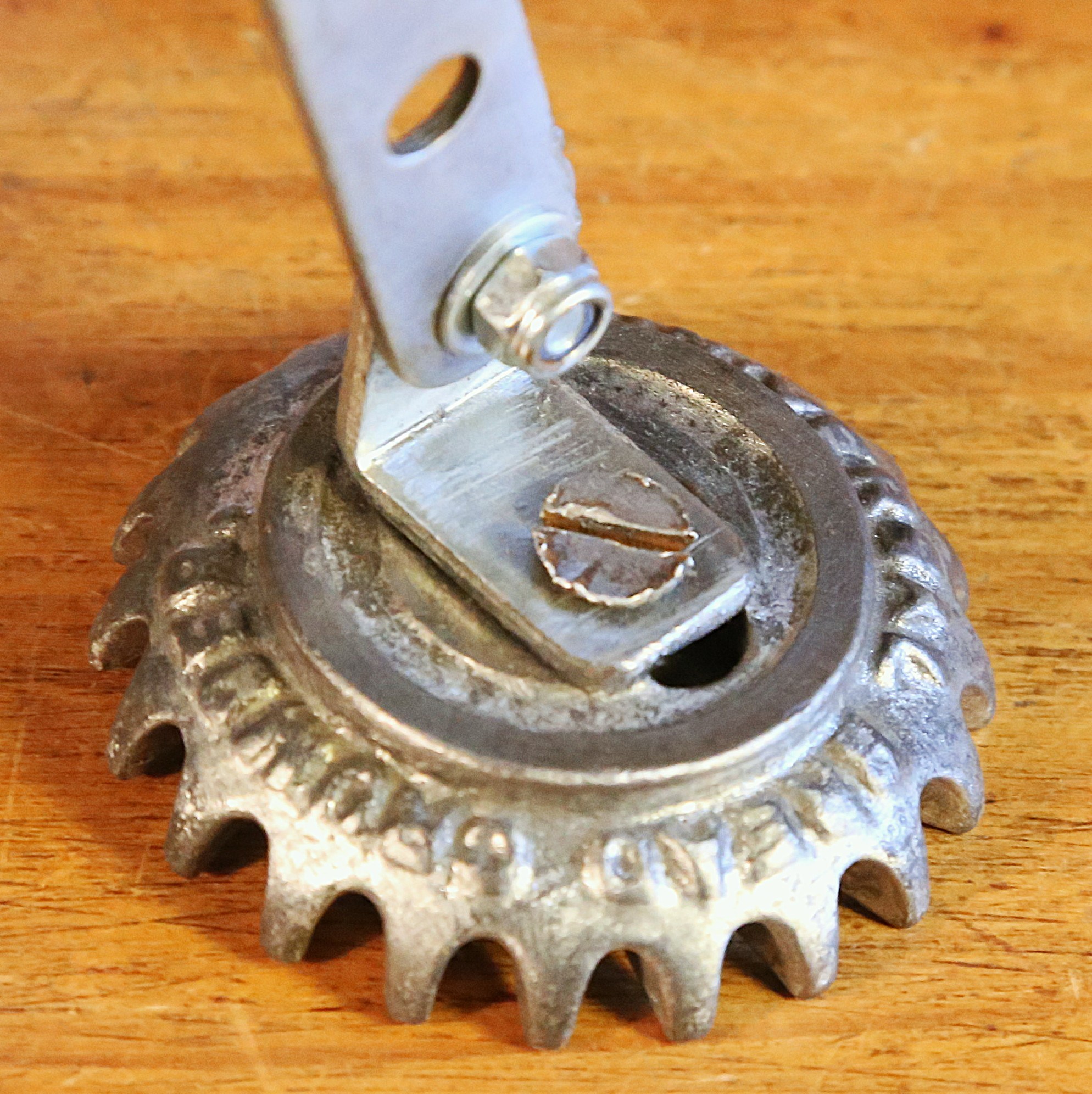 Création lampe robot articulé en métal et bois – Image 5