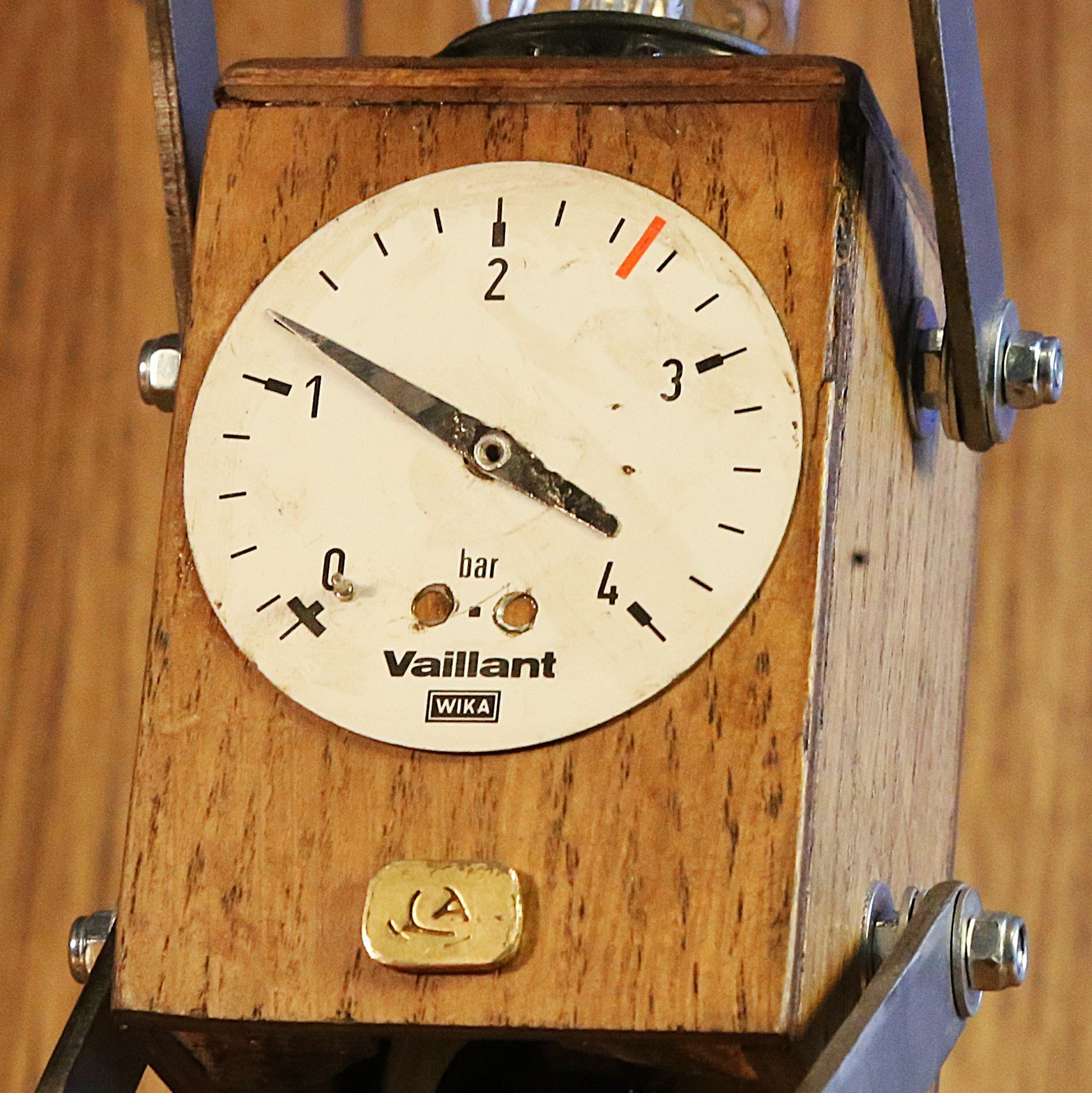 Création lampe robot articulé en métal et bois – Image 3