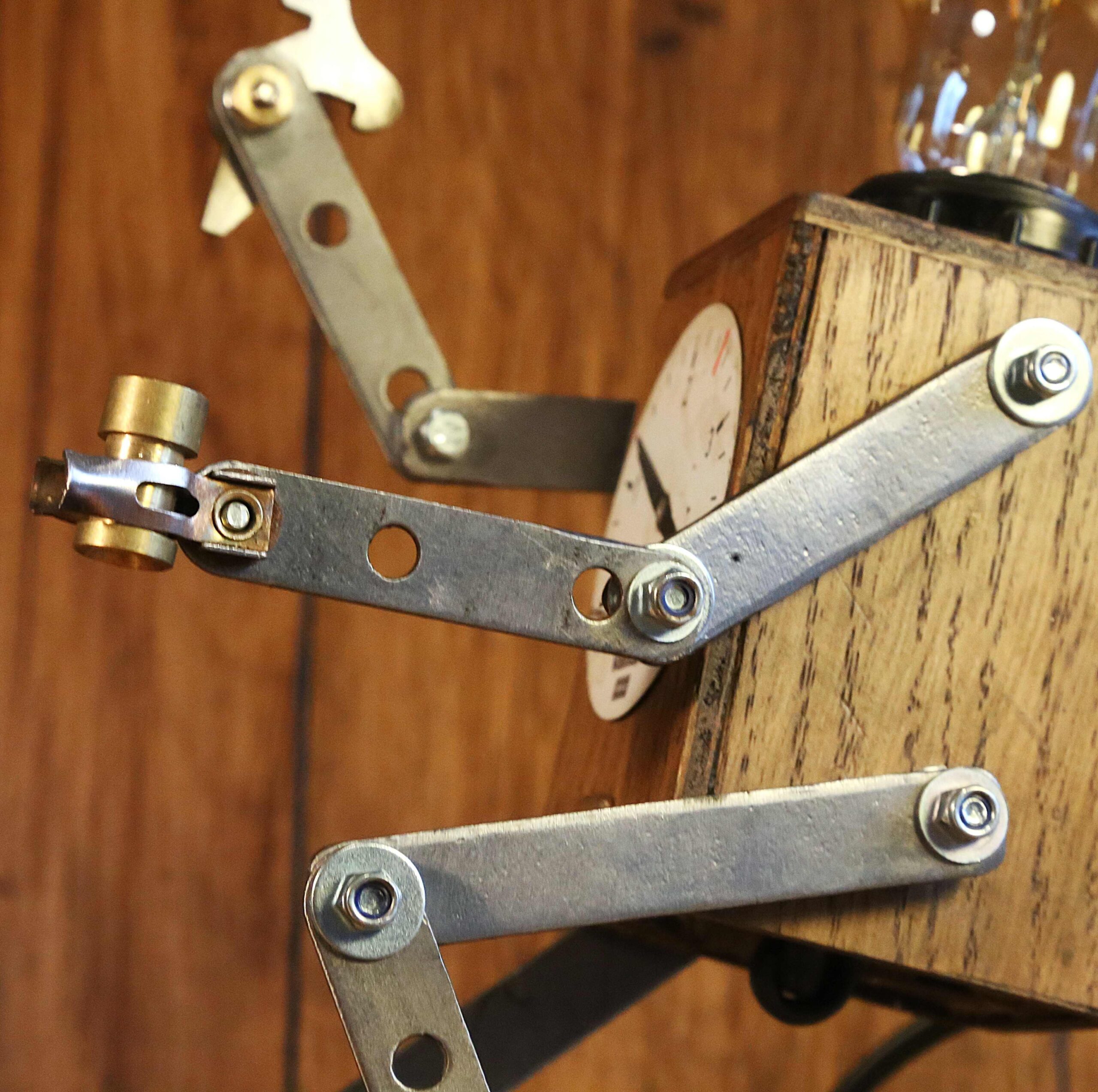 Création lampe robot articulé en métal et bois – Image 7