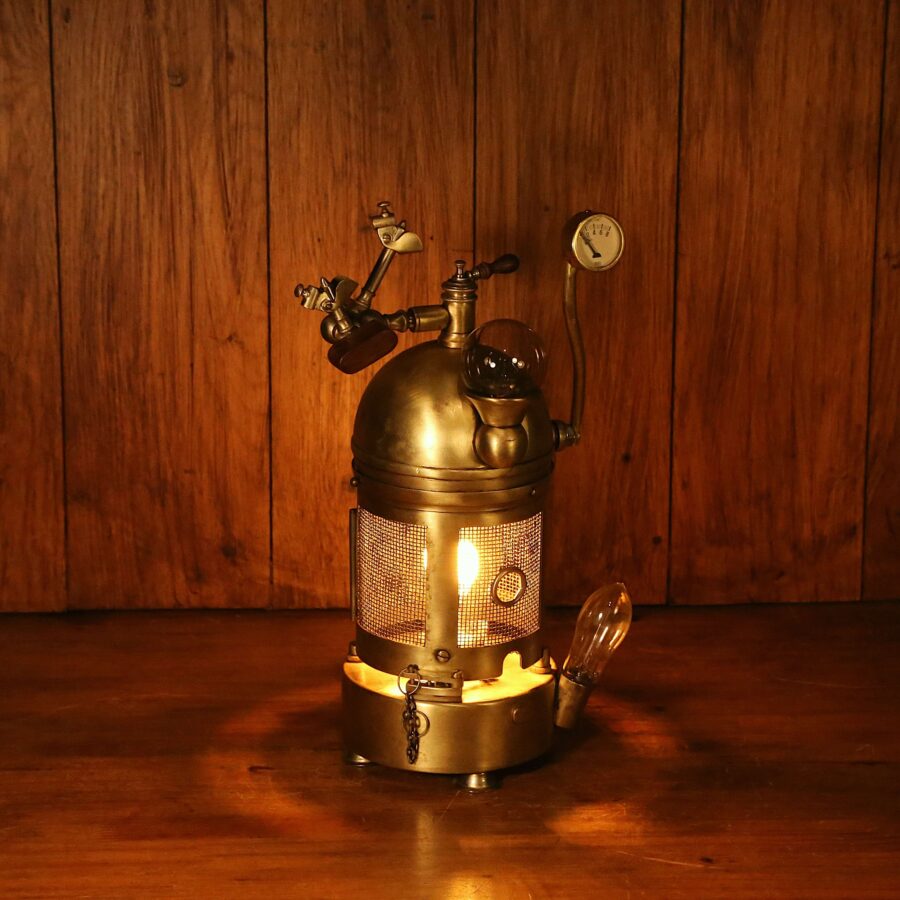 Création originale luminaire Steampunk esprit cabinet de curiosités