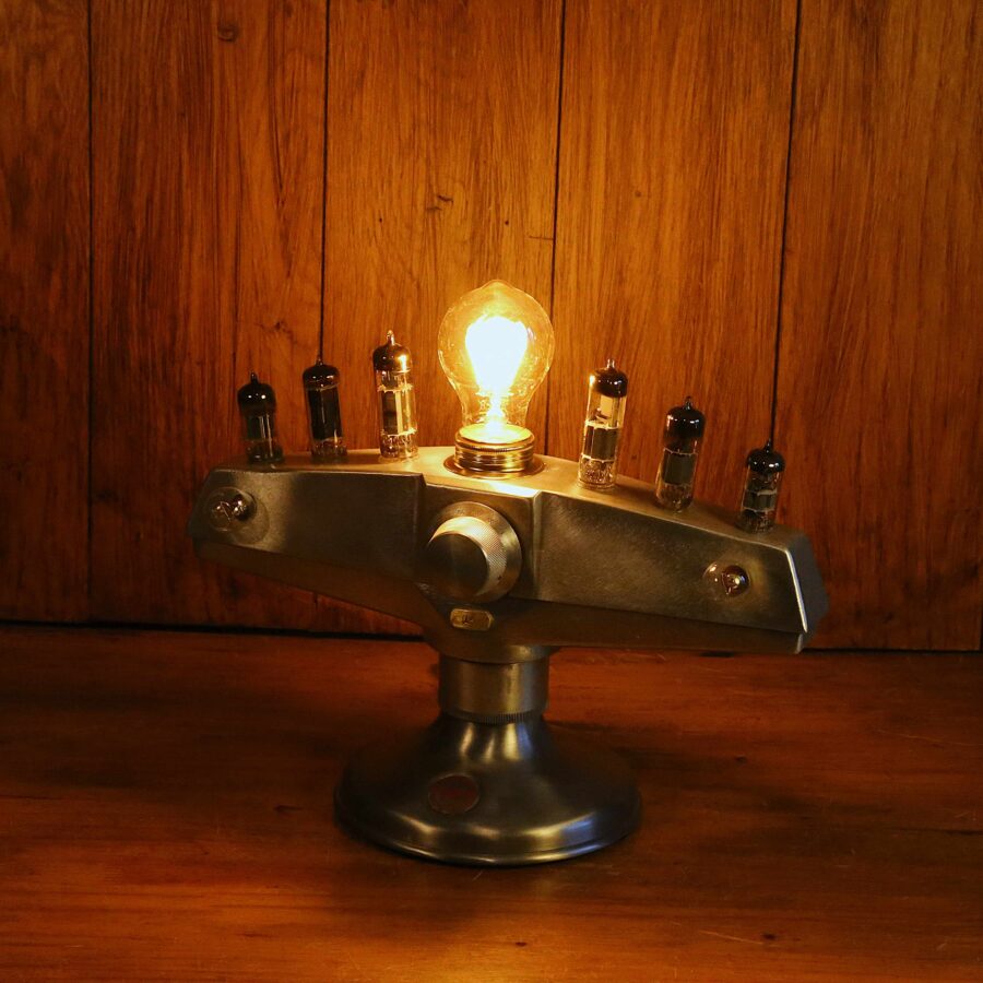 Etrange et insolite lampe Steampunk métal et verre