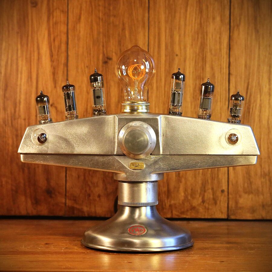 Etrange et insolite lampe Steampunk métal et verre