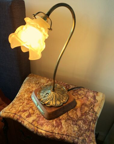 Lampe Art Nouveau en laiton, bronze et chêne massif