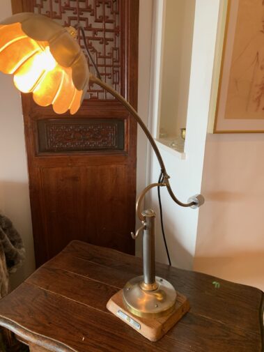 Lampe support de téléphone ancien à colonne et abat-jour fleur en laiton