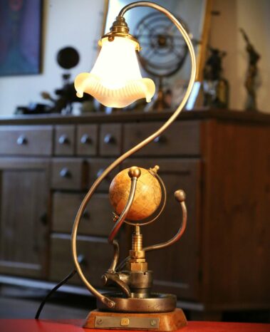 Lampe globe terrestre et abat jour tulipe pâte de verre