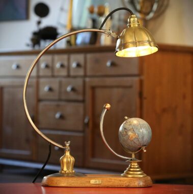 Lampe Art Déco laiton bronze et globe terrestre
