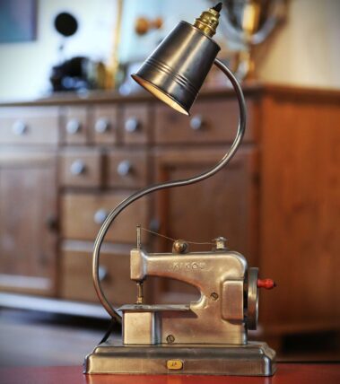 Lampe machine à coudre jouet vintage