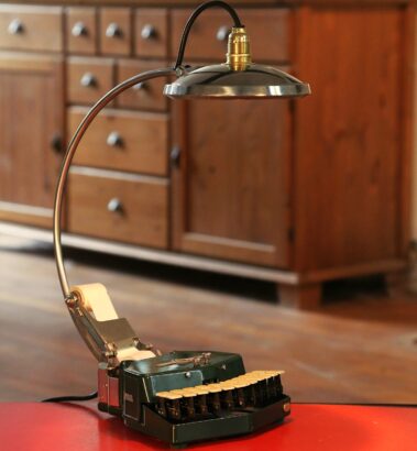Lampe réalisée à partir d'une machine à écrire Steno