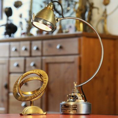 Lampe ancien phare de vélo vintage et moteur