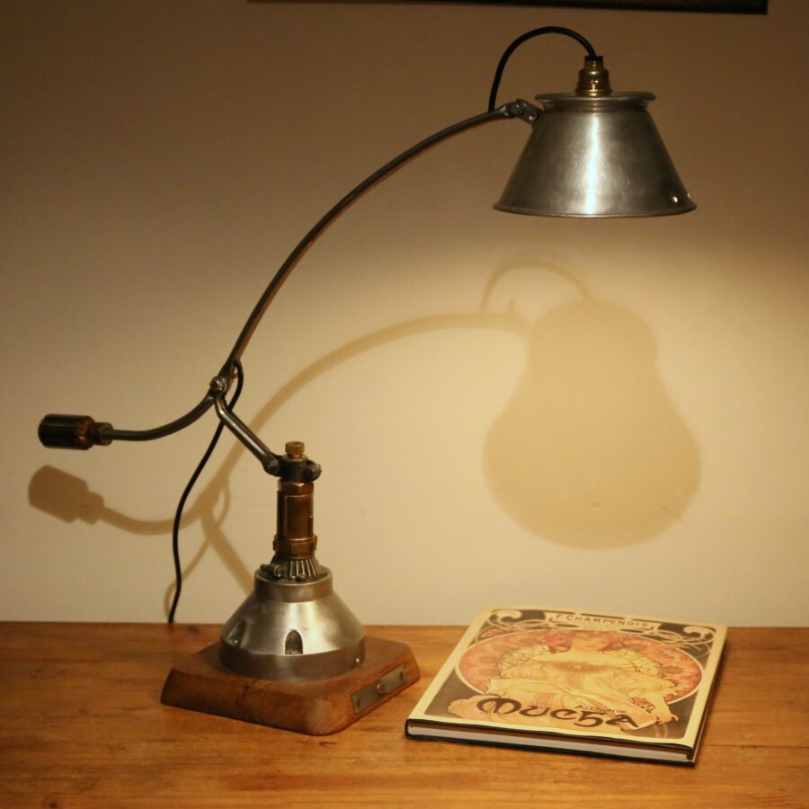 Grande lampe de bureau articulée artisanale