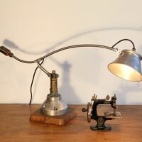 Grande lampe de bureau articulée artisanale