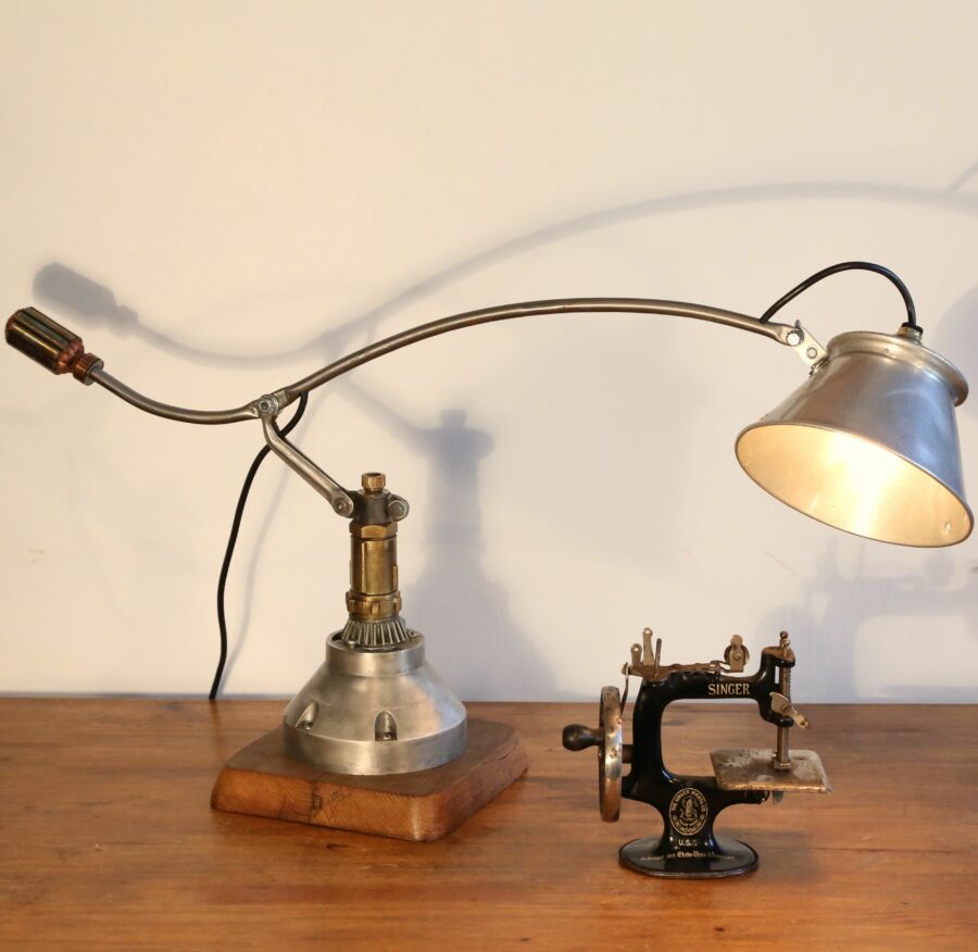 Grande lampe de bureau articulée artisanale