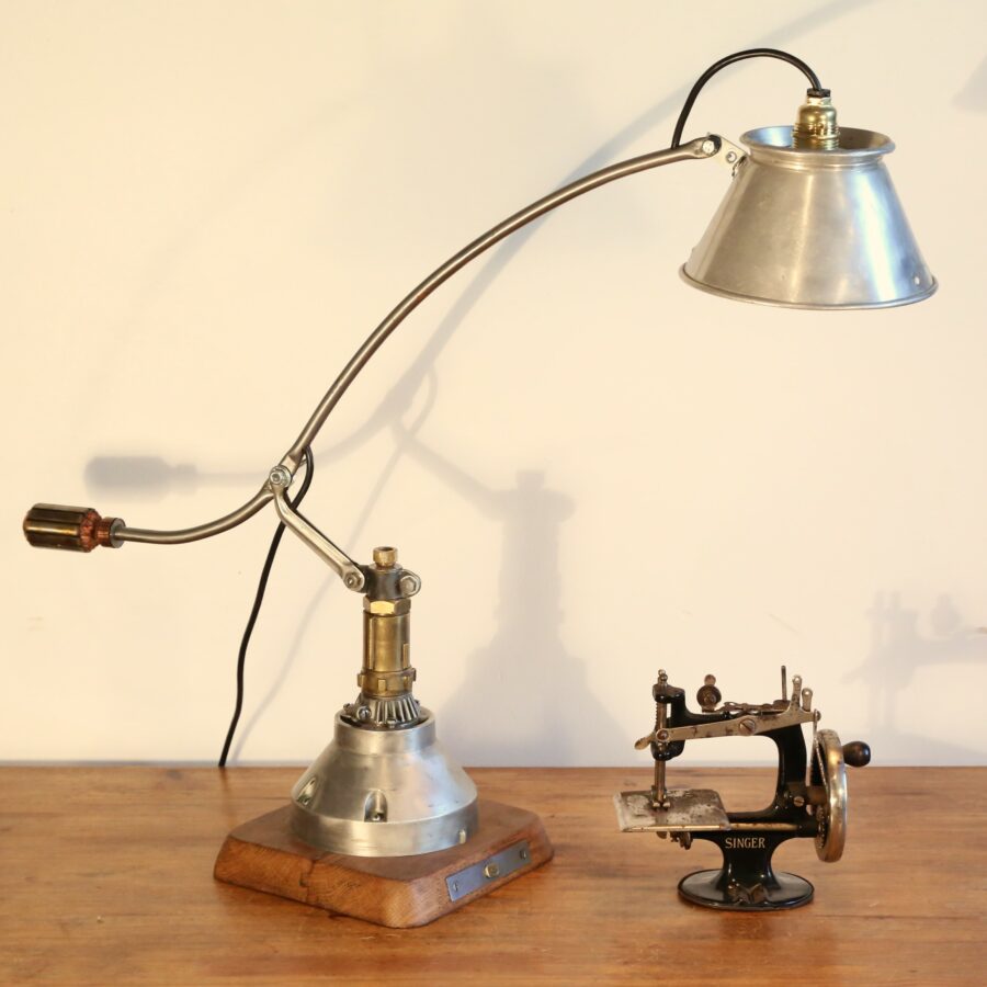 Grande lampe de bureau articulée
