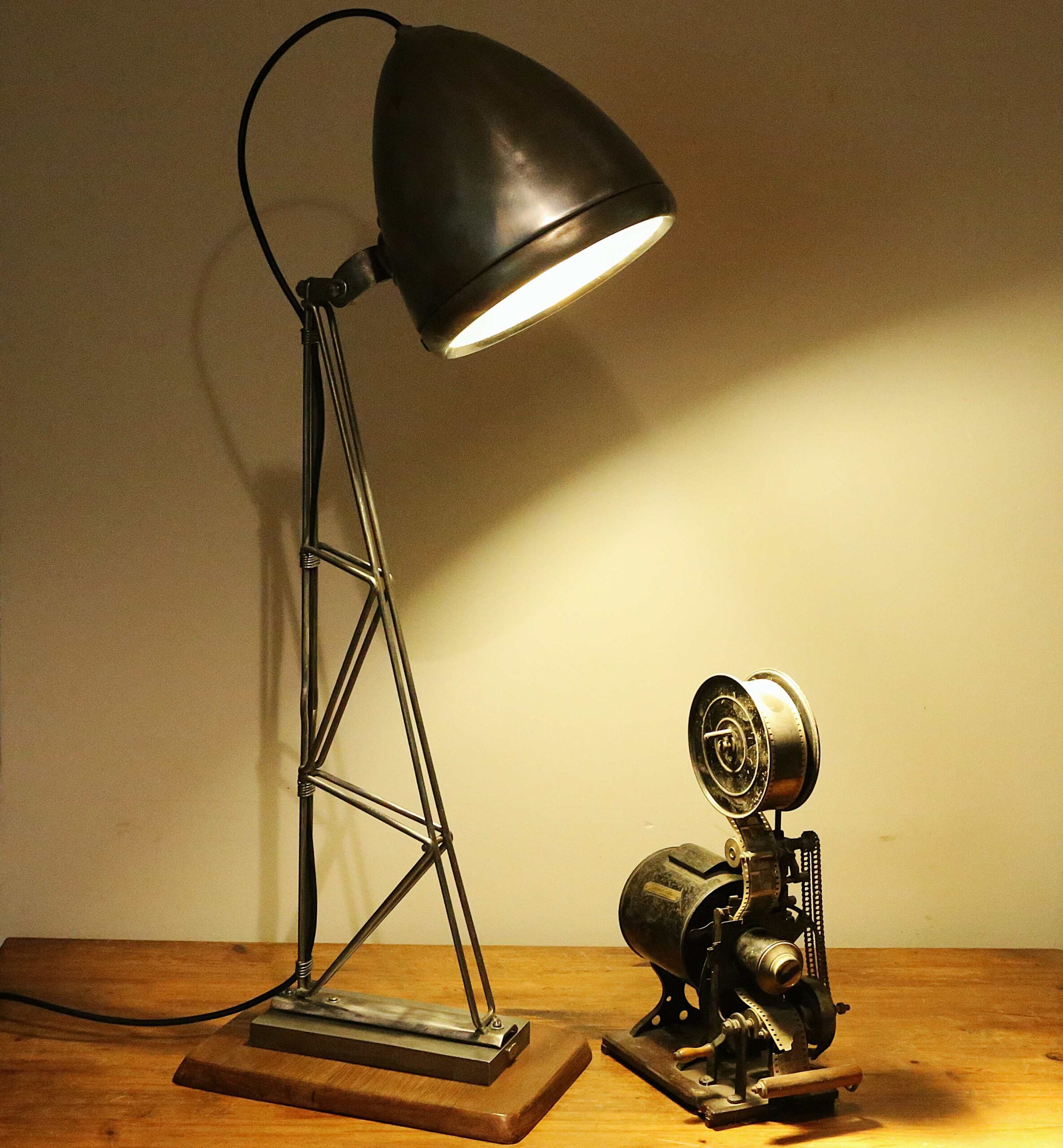 Grande lampe de bureau phare de véhicule rétro