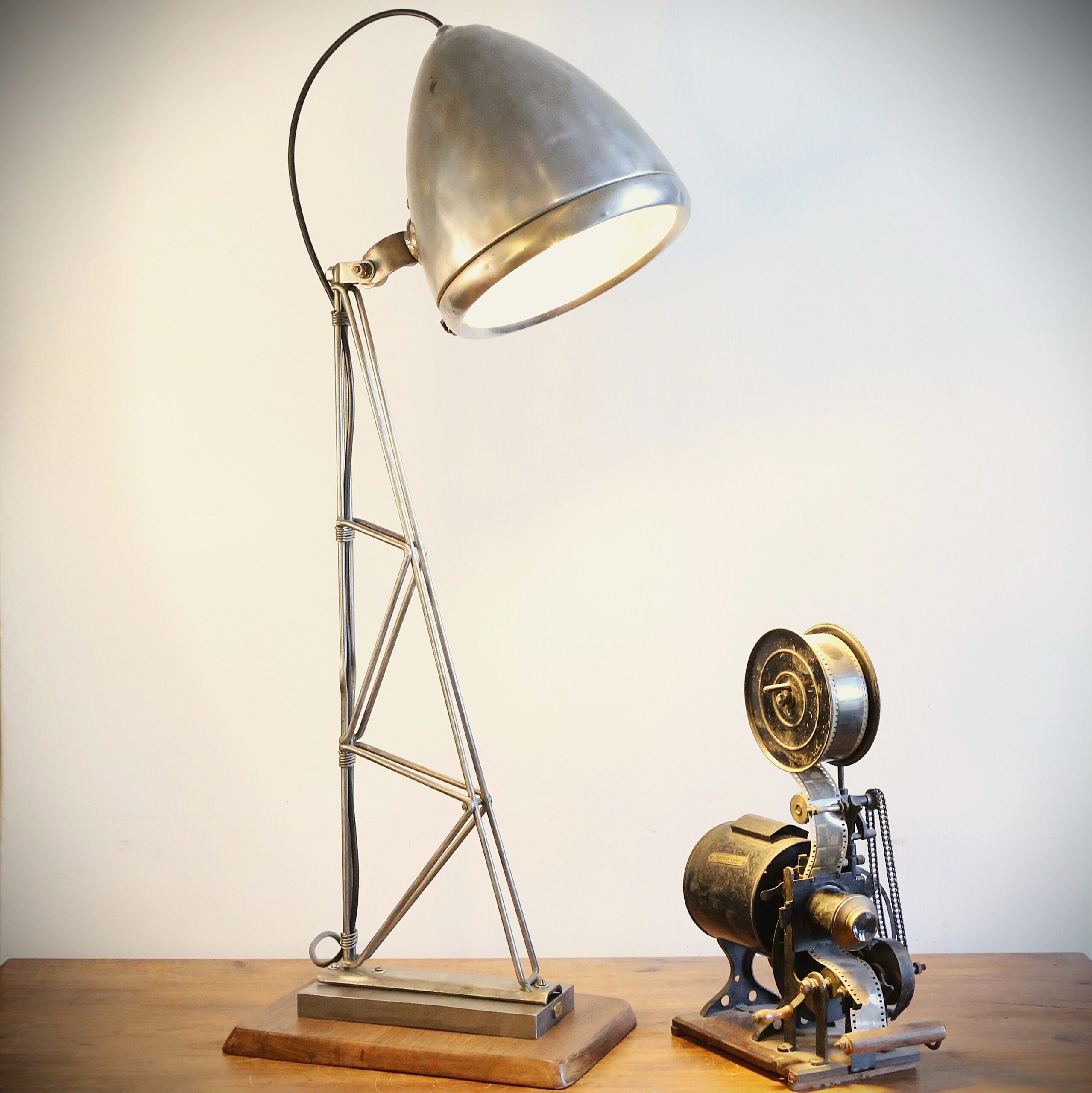 Grande lampe de bureau phare de véhicule rétro – Image 10