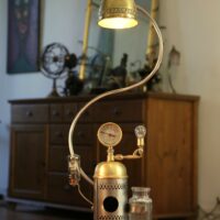 Lampe à poser ancien vaporisateur médical et manomètre laiton