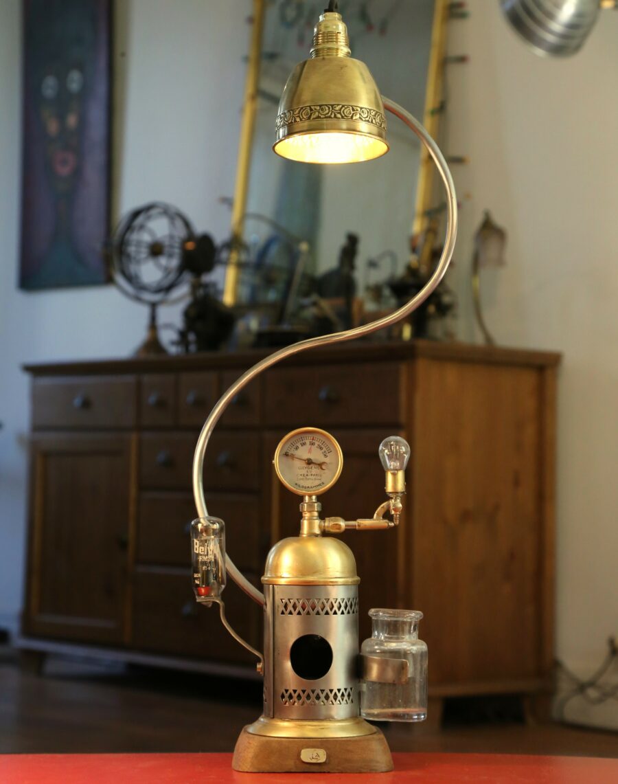 Lampe à poser ancien vaporisateur médical et manomètre laiton