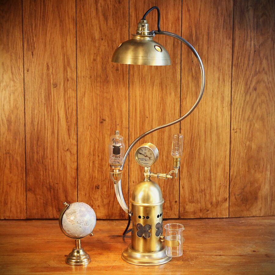 Lampe à poser ancien vaporisateur métal