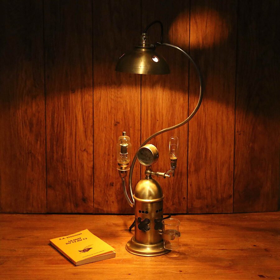 Lampe à poser ancien vaporisateur métal