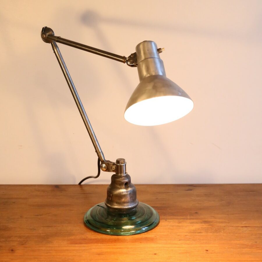 Lampe à poser articulée industrielle en métal et verre