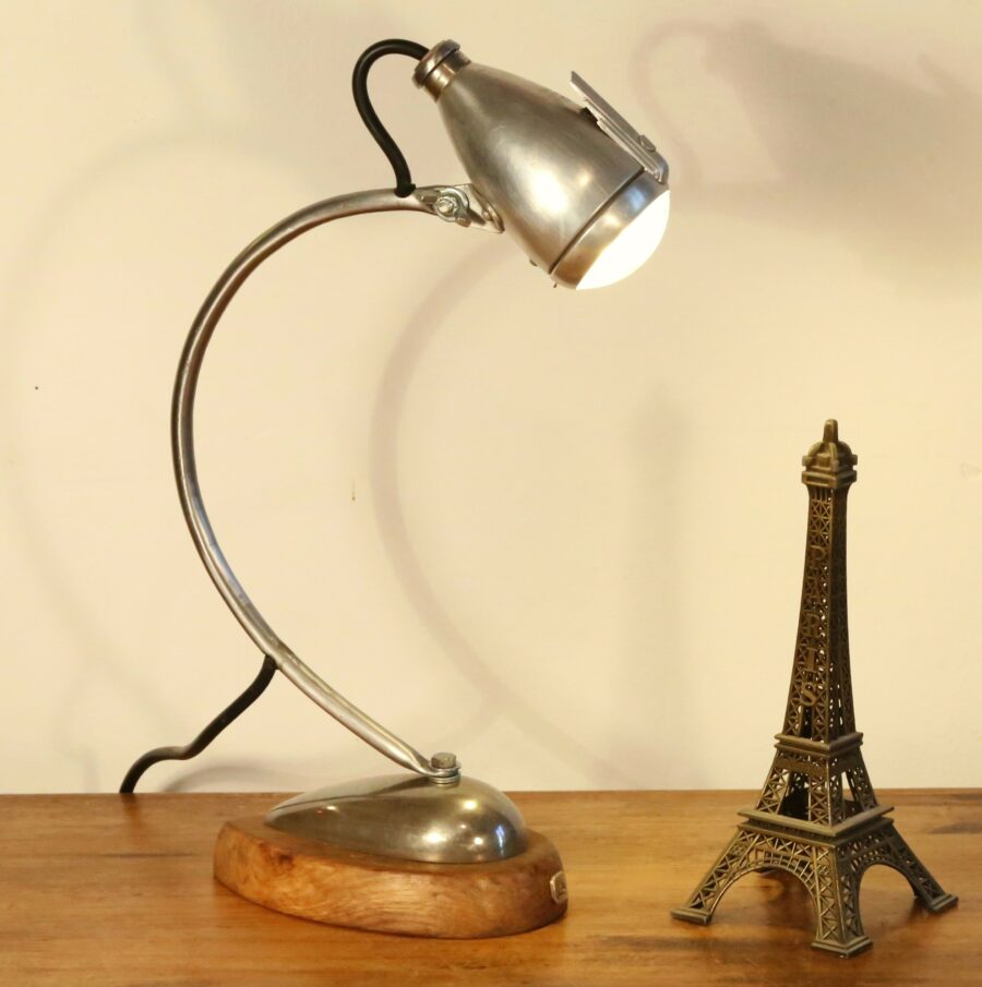 Lampe à poser phare vintage de 1920 en métal et bois massif.
