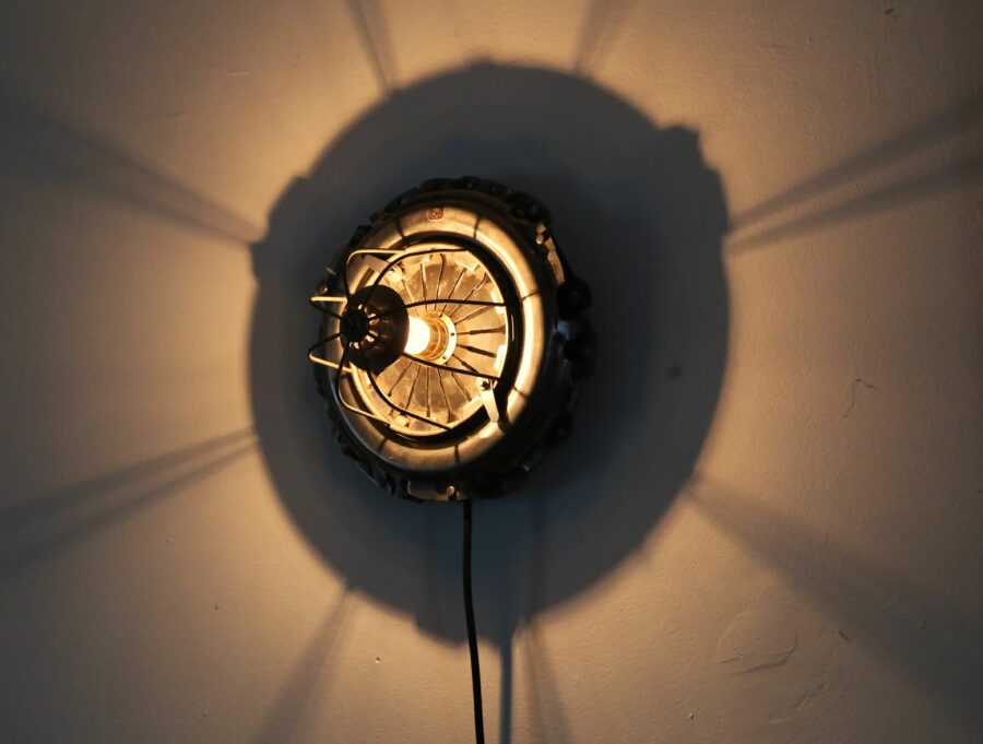Lampe applique unique récup métal pièces mécaniques