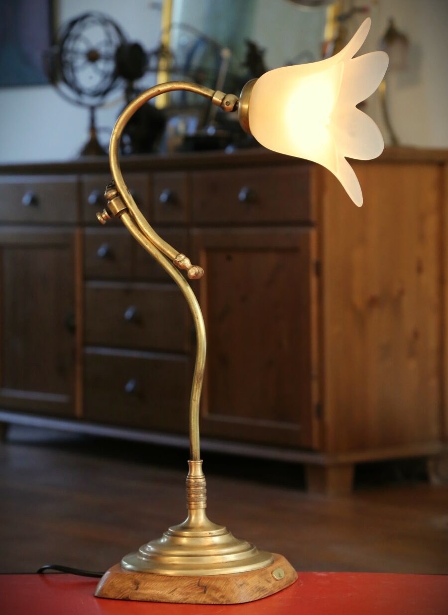 Lampe Art Déco laiton fleur verre bois et métal