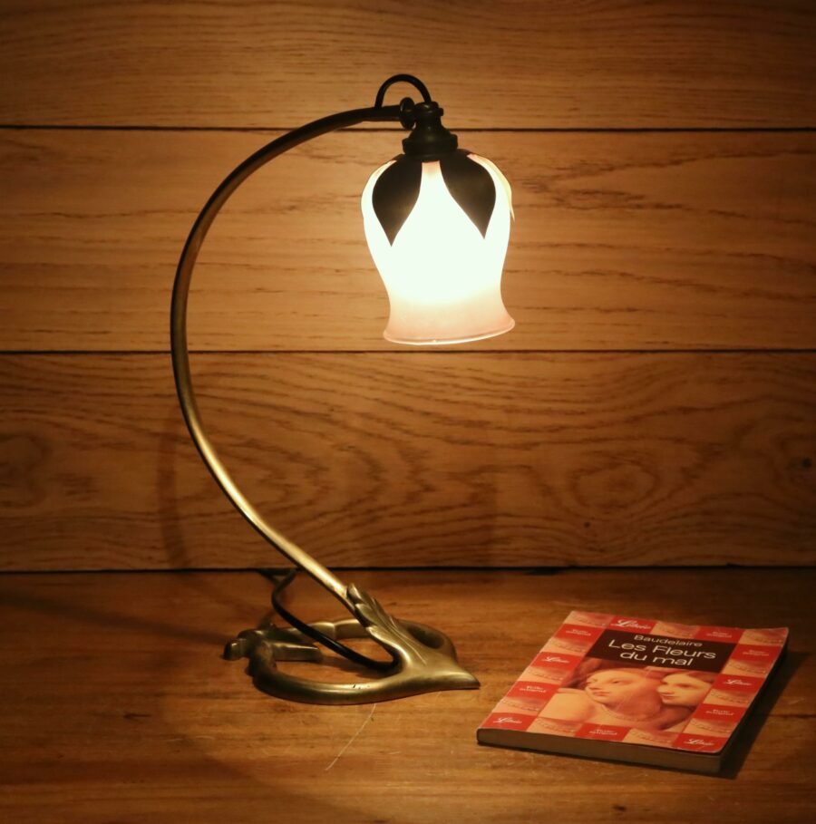 Lampe à poser art déco en laiton et verre opaline