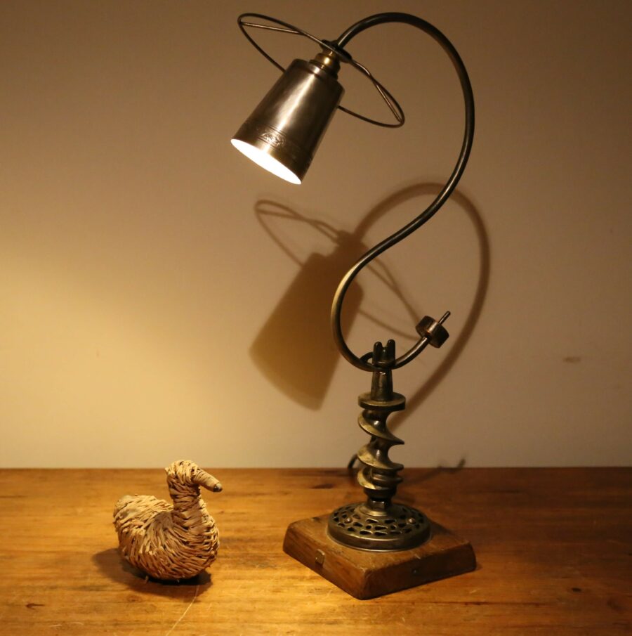 Lampe artisanale en métal recyclé hachoir à viande