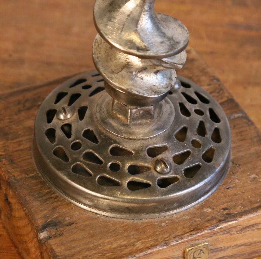 Lampe artisanale en métal recyclé – Image 4