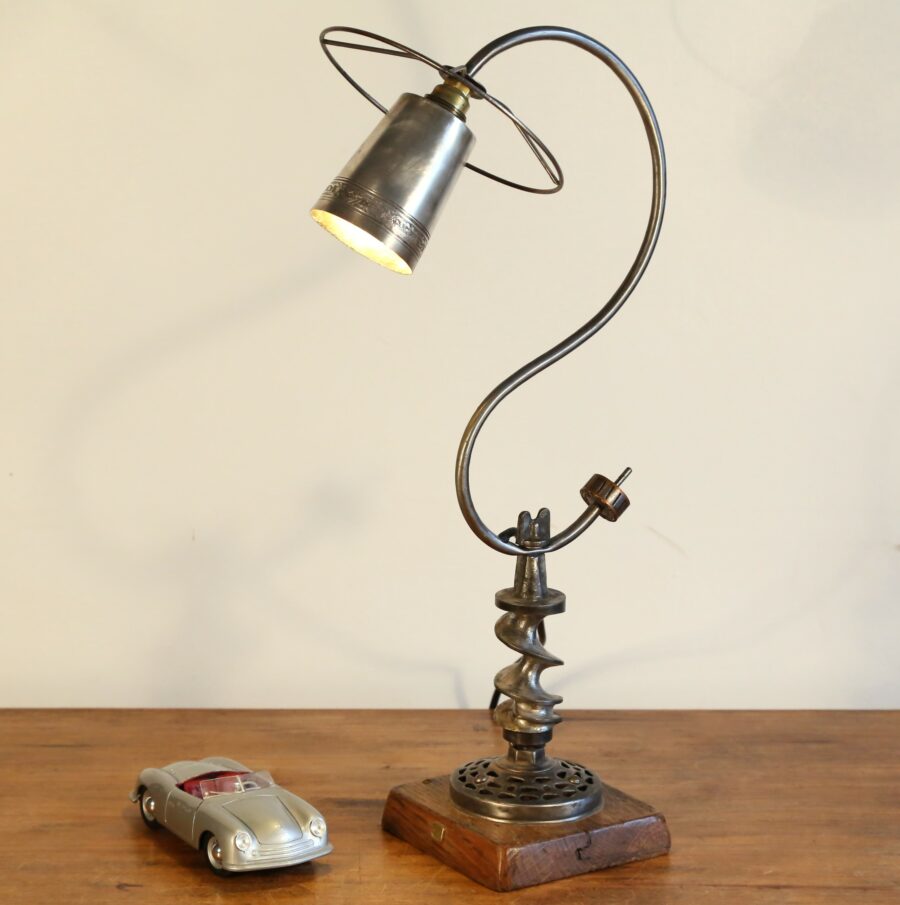 Lampe artisanale en métal recyclé hachoir à viande