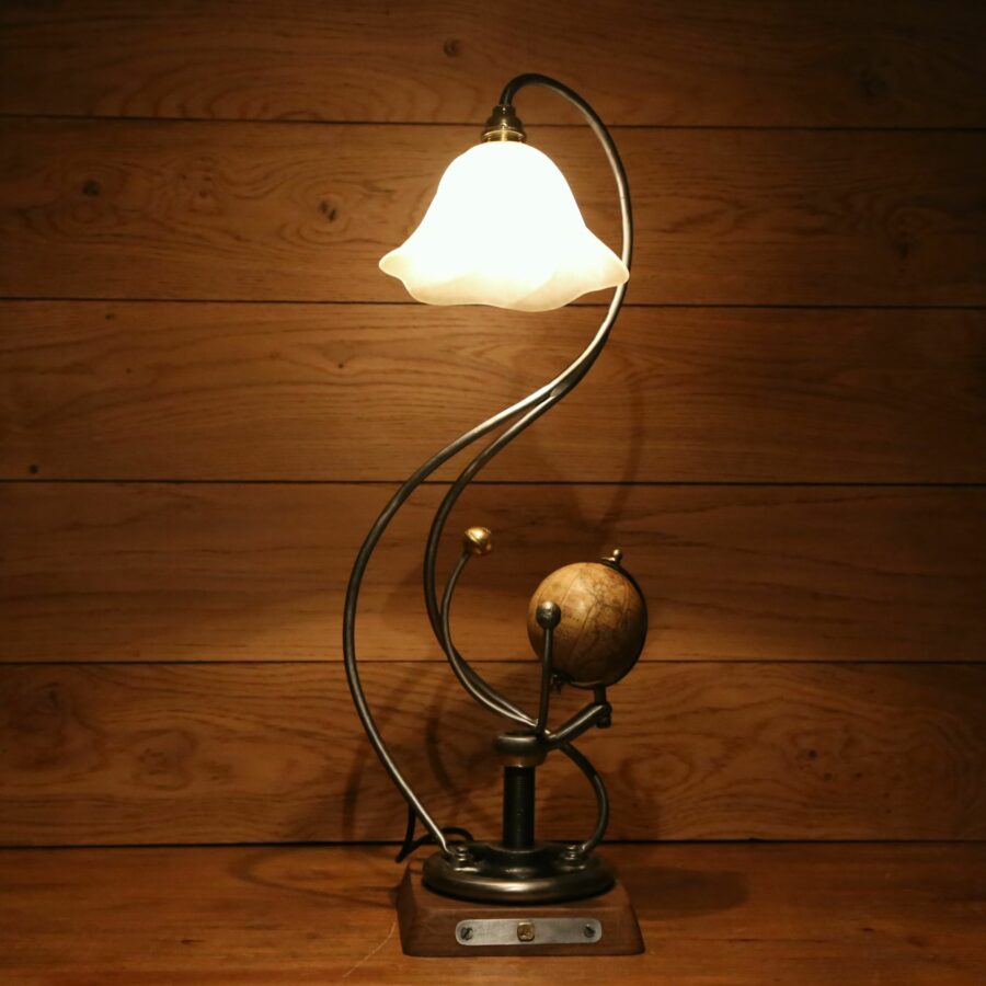 Lampe artisanale globe terrestre art déco esprit Jules verne