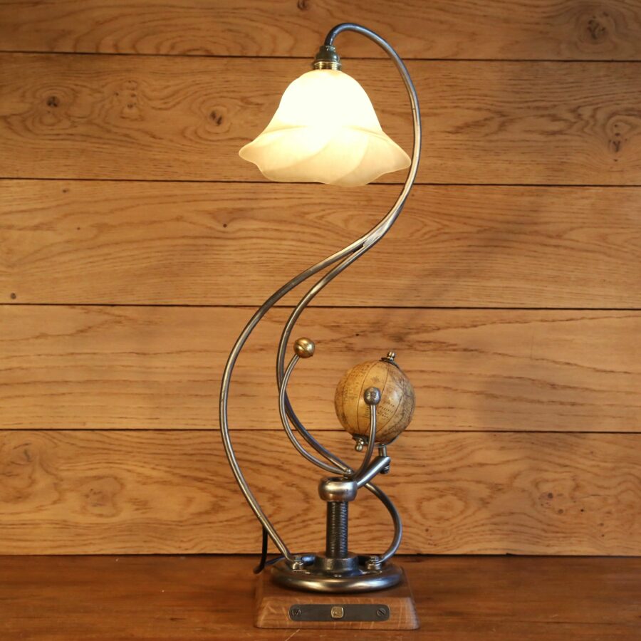 Lampe artisanale globe terrestre art déco esprit Jules verne