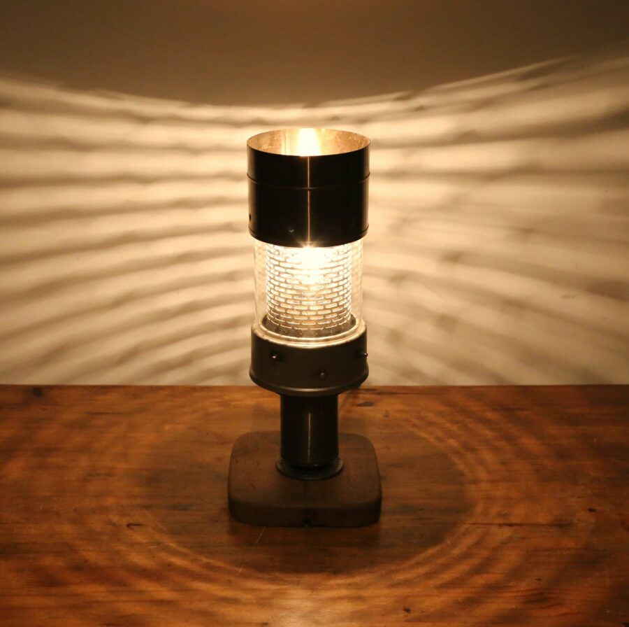 Lampe artisanale récup chauffage à pétrole en métal et en verre.