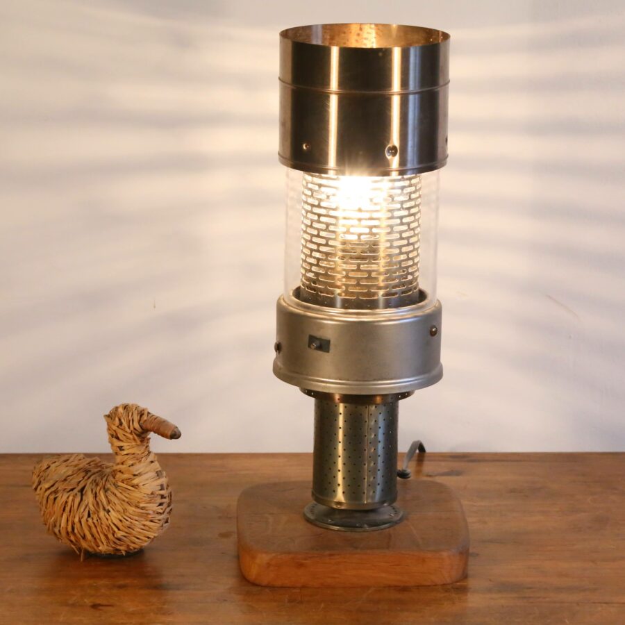 Lampe artisanale récup chauffage à pétrole en métal et en verre.