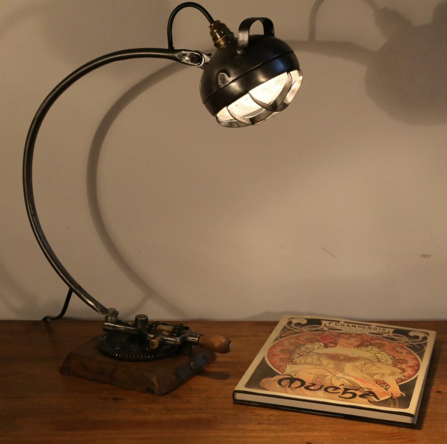 Lampe de bureau articulée artisanale en métal – Image 2
